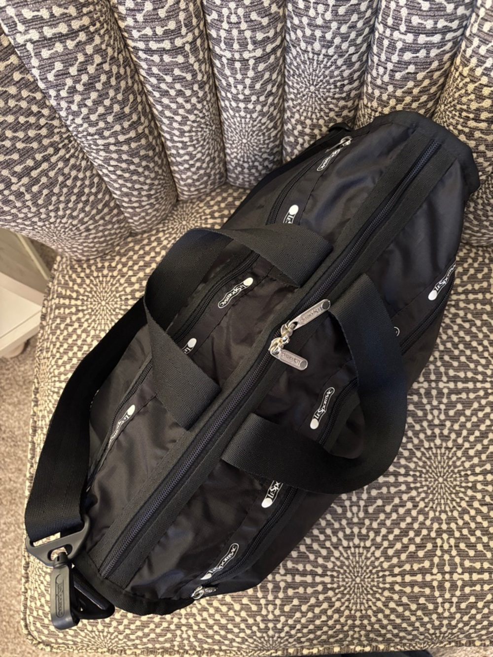 Lesportsac Medium Weekender Black Lightweight Bag Duffle Tote detachable strap - Picture 3 of 15